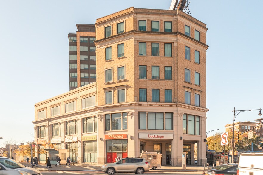 400 E Fordham Rd, Bronx, NY à louer - Photo du bâtiment - Image 2 de 3