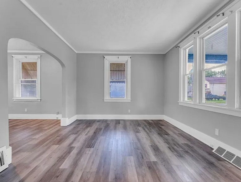 Lorain Portfolio | 3 properties portfolio of 3 properties for sale on LoopNet.ca - Building Photo - Image 3 of 9