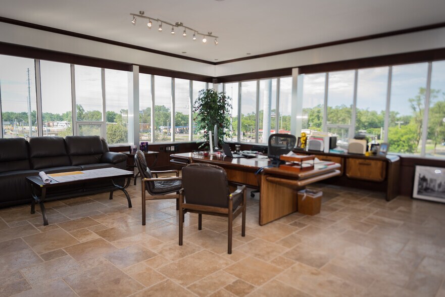 18000 W Eight Mile Rd, Southfield, MI à louer - Photo intérieure - Image 2 de 9