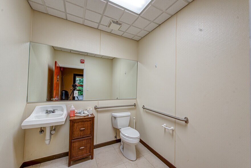 63 Eastport Manor Rd, Eastport, NY à vendre - Photo du bâtiment - Image 3 de 39