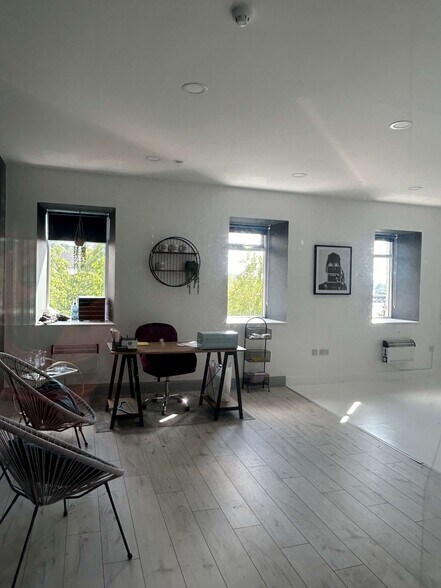 2 Distillery Brae, Londonderry à vendre - Photo du bâtiment - Image 3 de 12