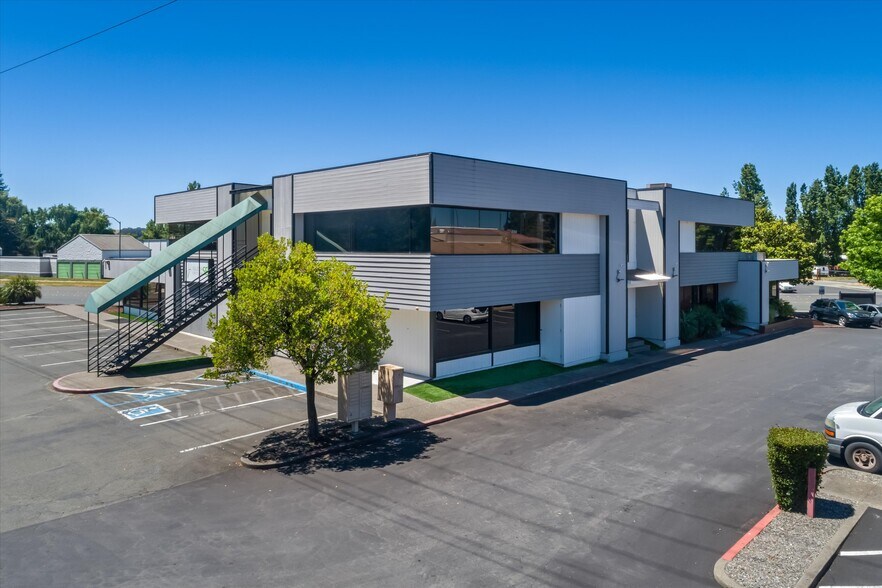 6640 Redwood Dr, Rohnert Park, CA à vendre - Photo du bâtiment - Image 1 de 46