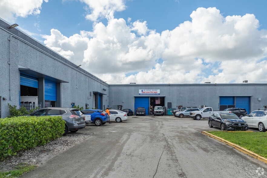 5500-5632 NW 161st St, Hialeah, FL à louer - Photo du bâtiment - Image 3 de 7