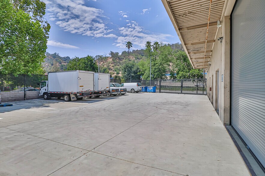 1625 Riverside Dr, Los Angeles, CA à louer - Photo du bâtiment - Image 3 de 15