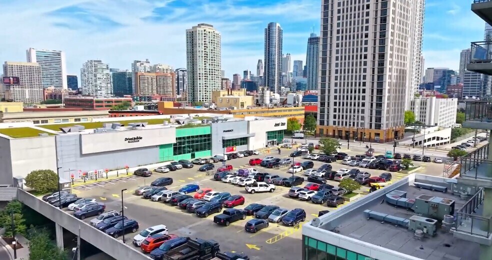 328 N Desplaines St, Chicago, IL à vendre - Photo du bâtiment - Image 2 de 9