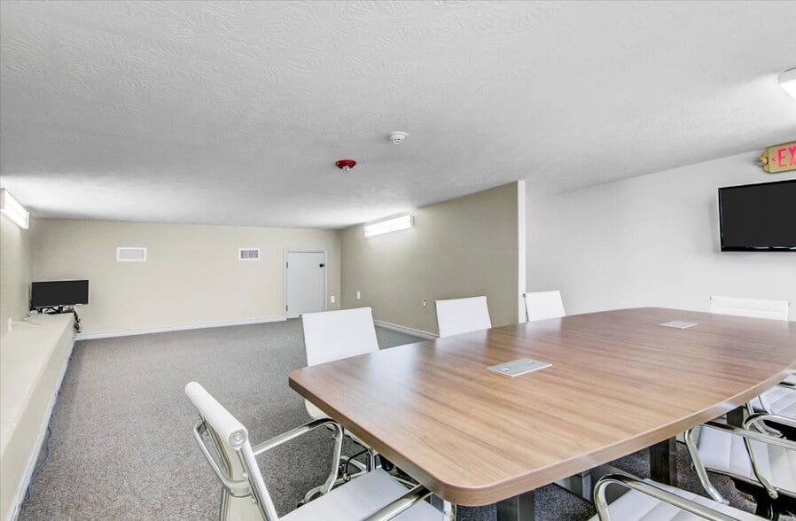 3250 Central Mall Dr, Port Arthur, TX for sale - Interior Photo - Image 2 of 21