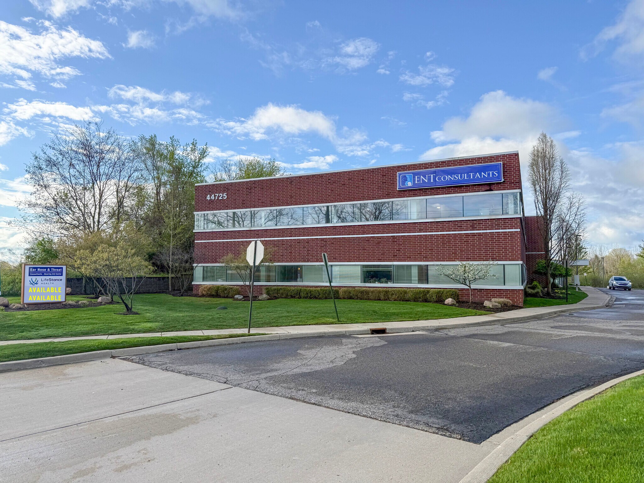 44725 Grand River Ave, Novi, MI à louer Photo du bâtiment- Image 1 de 12