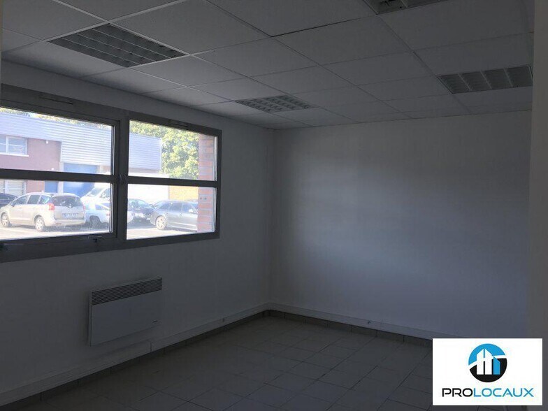 Flex in Chambly for lease - Interior Photo - Image 2 of 3