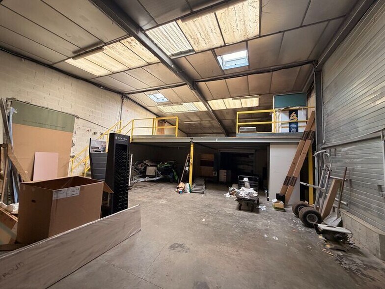 Flex in Beynost for lease - Interior Photo - Image 2 of 4