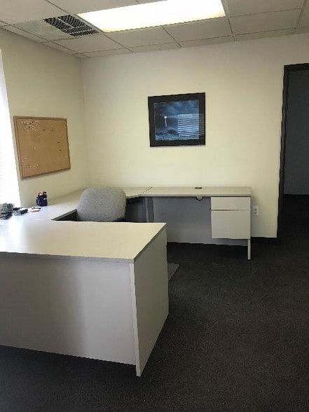 21291 Hilltop St, Southfield, MI for lease - Building Photo - Image 3 of 16