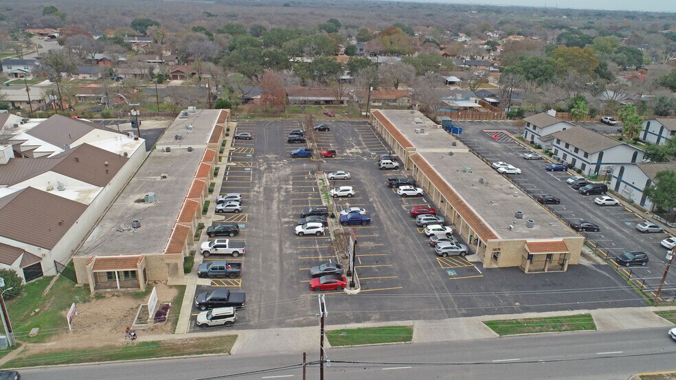 3859 E Southcross Blvd, San Antonio, TX à louer - Photo du bâtiment - Image 3 de 4