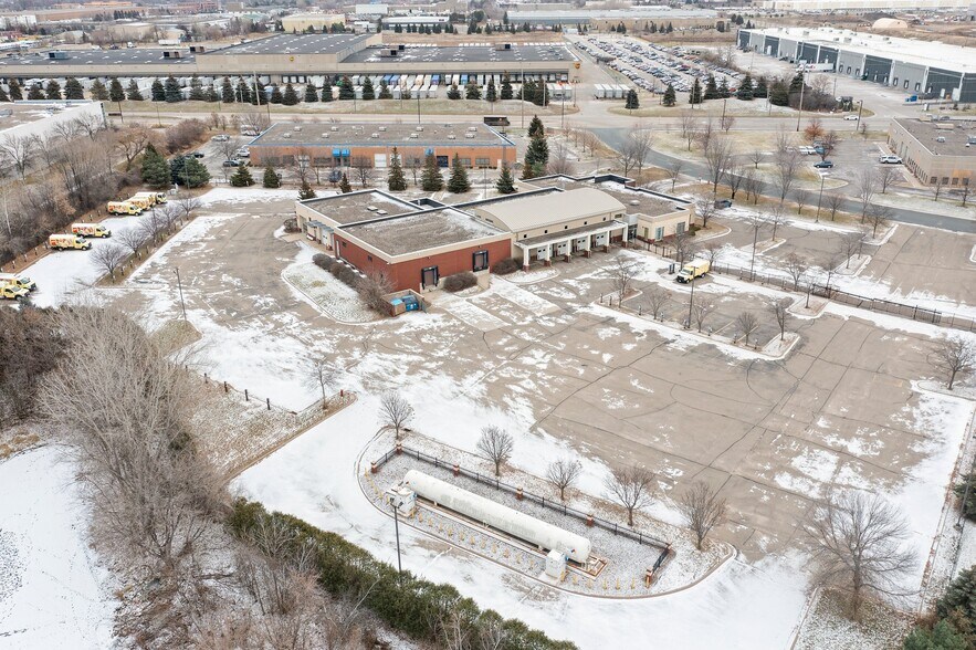 11180 86th Ave N, Osseo, MN à vendre - Photo du bâtiment - Image 2 de 63