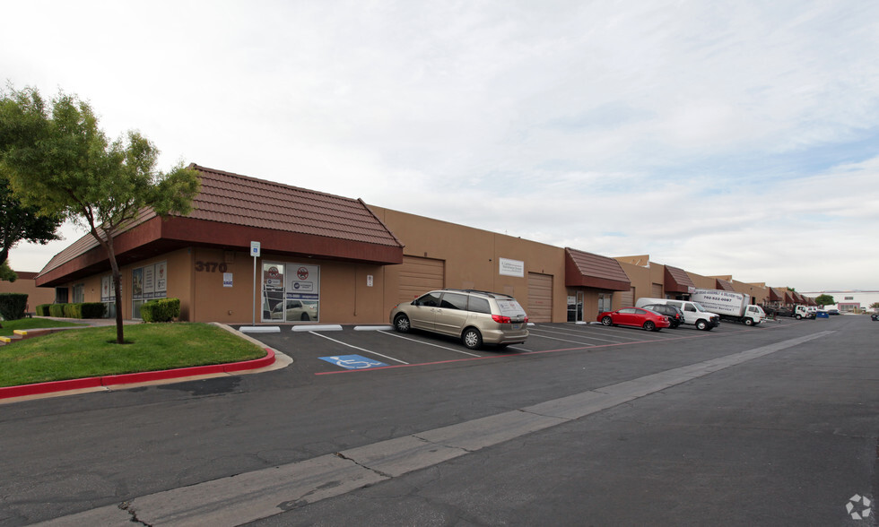 3170 Polaris Ave, Las Vegas, NV for lease - Primary Photo - Image 1 of 13