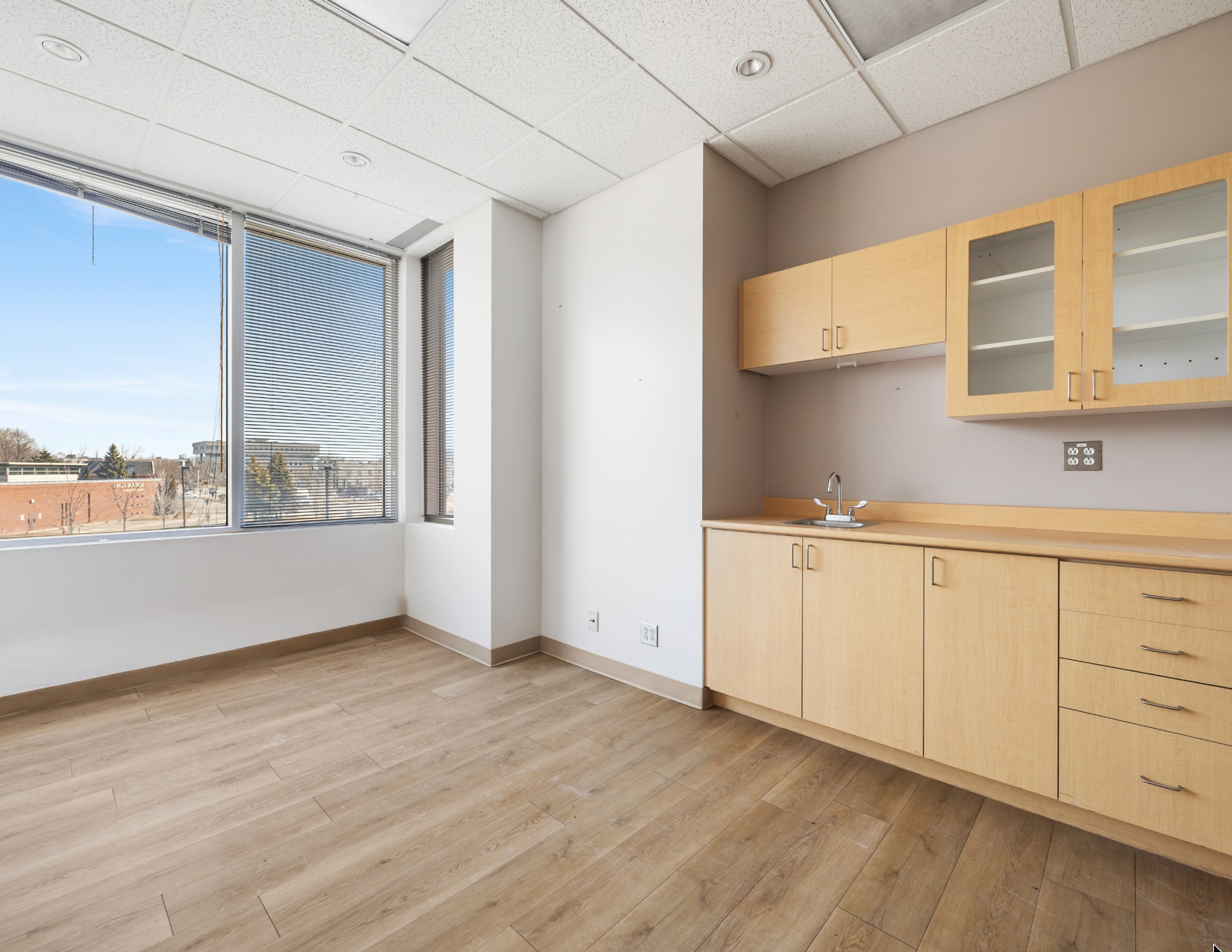 1361-1365 Av Beaumont, Mt Royal, QC for lease Interior Photo- Image 1 of 4