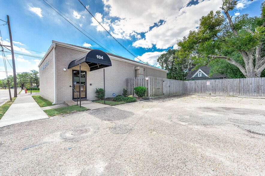 104 S Hood St, Alvin, TX à vendre - Photo du bâtiment - Image 2 de 38