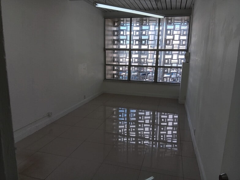 2400 E Oakland Park Blvd, Fort Lauderdale, FL for lease - Building Photo - Image 2 of 6