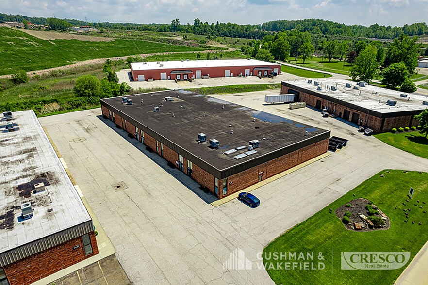 6111 Carey Dr, Valley View, OH à vendre - Photo du bâtiment - Image 3 de 9