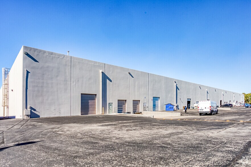 3245 E Patrick Ln, Las Vegas, NV à louer - Photo du bâtiment - Image 2 de 4
