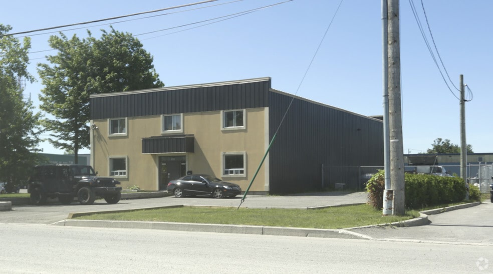 1055-1057 Rue Armand-Bombardier, Terrebonne, QC for sale - Primary Photo - Image 1 of 2