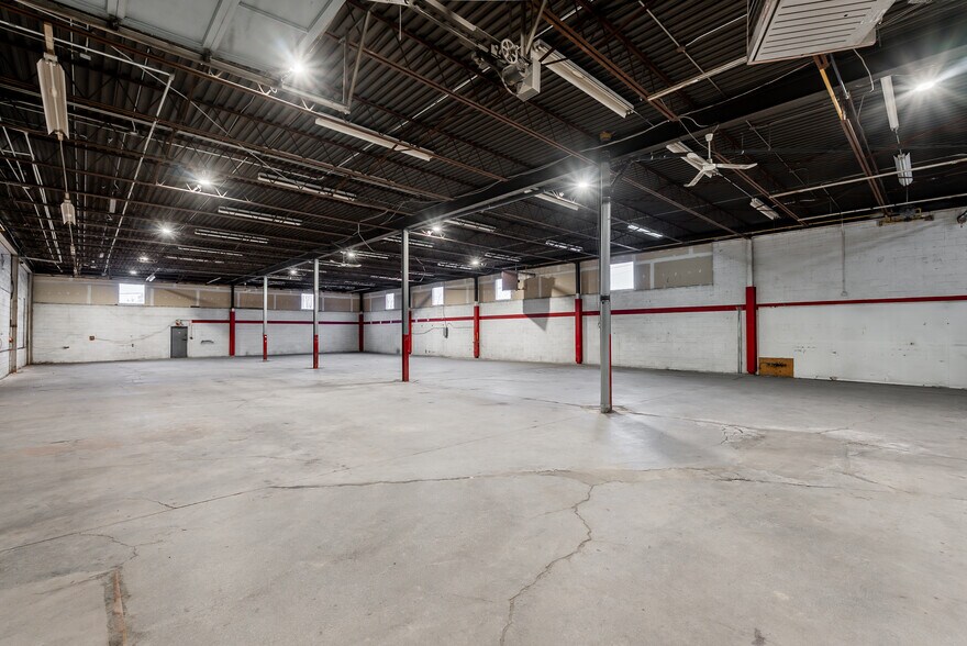 5330 Rue Ramsay, Longueuil, QC for sale - Interior Photo - Image 3 of 7