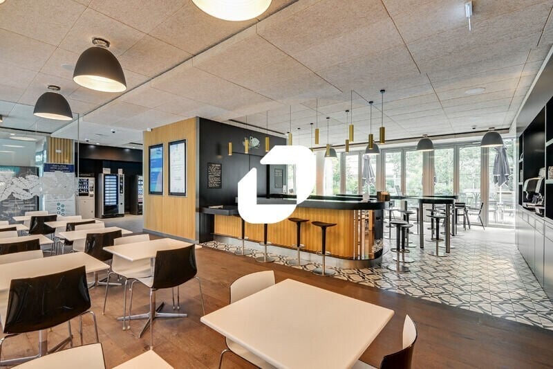 Bureau dans Saint-Denis à louer - Photo du bâtiment - Image 2 de 14