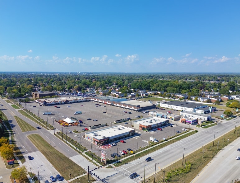 5633-5847 E Thirteen Mile Rd, Warren, MI for lease - Building Photo - Image 1 of 8