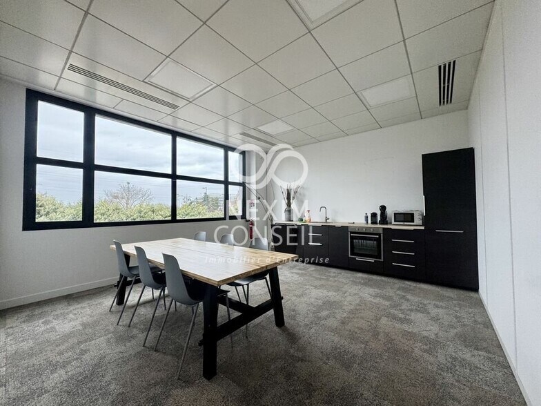 Office in Gennevilliers for lease - Interior Photo - Image 2 of 6