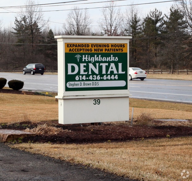 39 Green Meadows Dr S, Lewis Center, OH à vendre - Photo du bâtiment - Image 3 de 3