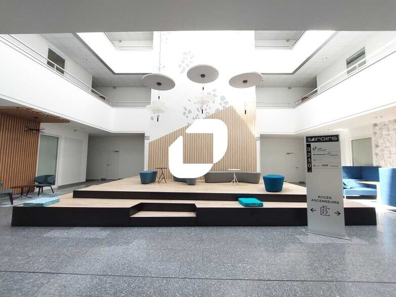 38 Boulevard Paul Cézanne, Guyancourt for lease - Lobby - Image 3 of 17