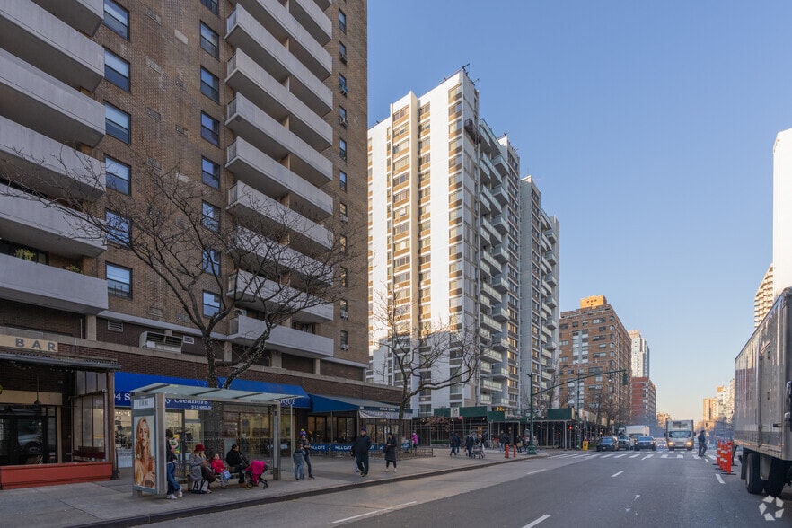 700 Columbus Ave, New York, NY for lease - Building Photo - Image 3 of 3