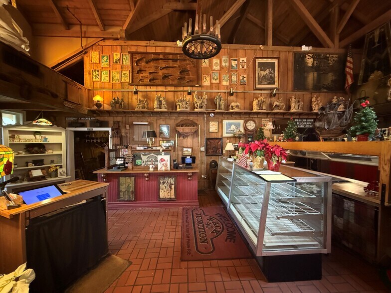 1011 N 13th St, Decatur, IN à vendre - Photo intérieure - Image 3 de 11