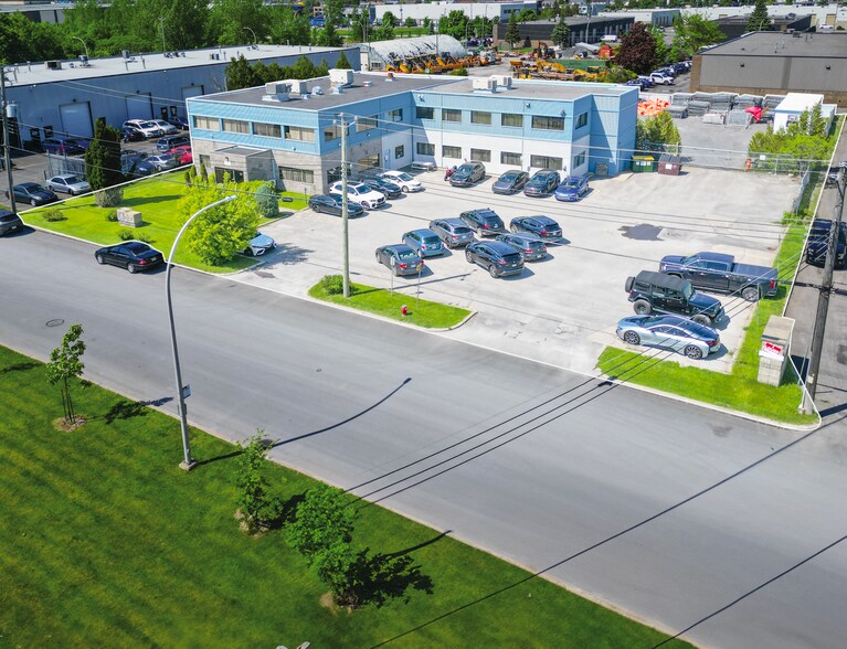 3900 Rue Isabelle, Brossard, QC à louer - Photo du bâtiment - Image 2 de 3