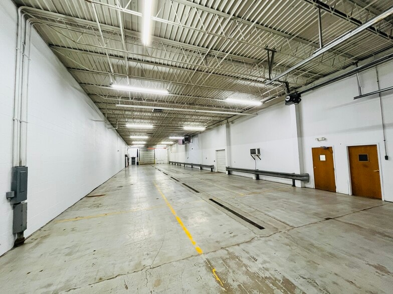 420 Hill Ave, Aurora, IL for lease - Building Photo - Image 3 of 8