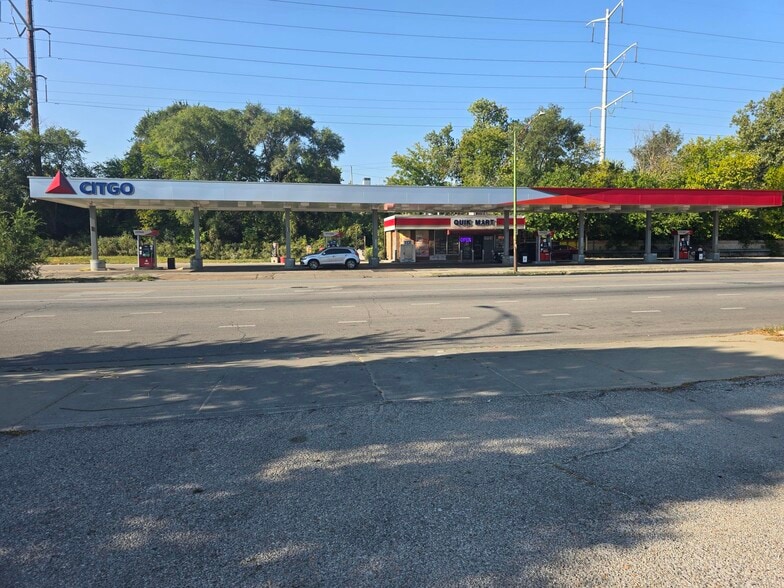 7626 S South Chicago Ave, Chicago, IL for sale - Building Photo - Image 1 of 11