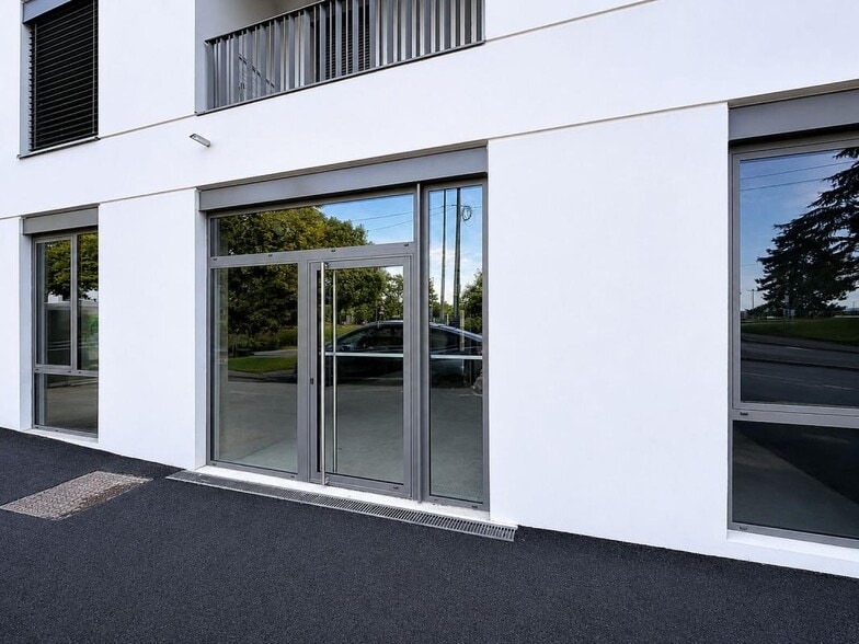 Retail in Écully for lease - Building Photo - Image 1 of 2
