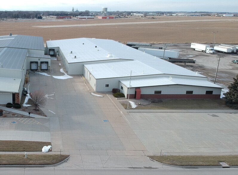 1687 N Airport Rd, Fremont, NE à louer - Photo principale - Image 1 de 4