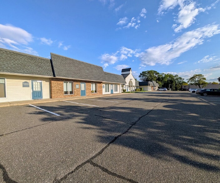 100 S Jersey Ave, East Setauket, NY à louer - Photo du bâtiment - Image 3 de 3