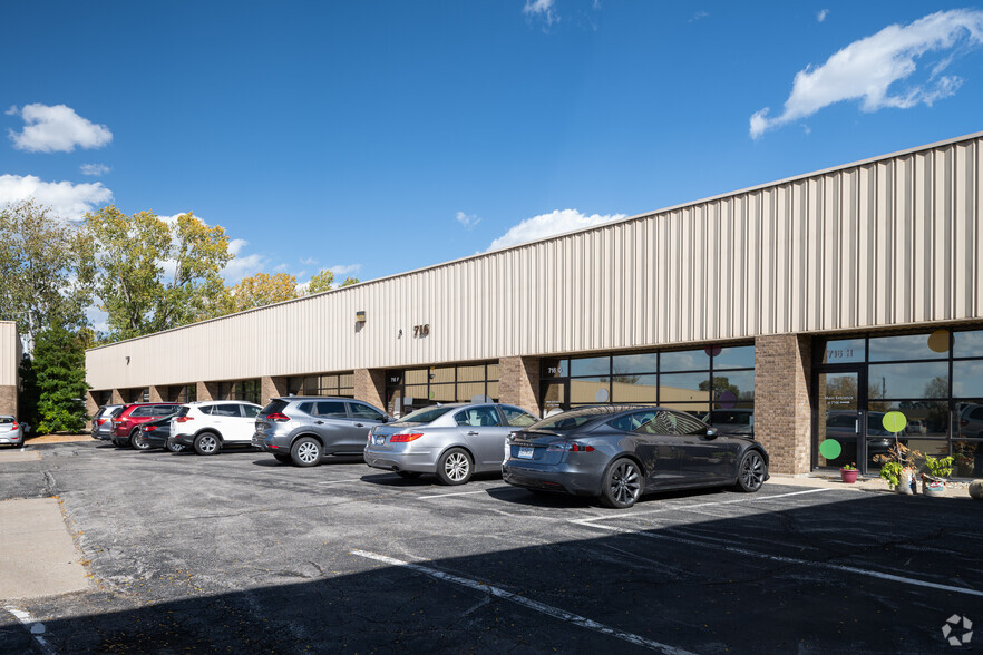 716 Crown Industrial Ct, Chesterfield, MO for lease - Building Photo - Image 1 of 4