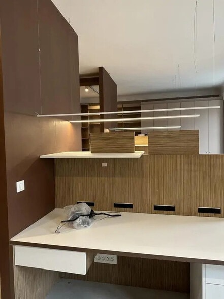 Flex in Paris for lease - Interior Photo - Image 3 of 7