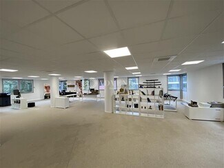 Plus de détails pour 15 Rue Joël Le Theule, Montigny-le-Bretonneux - Bureau à louer