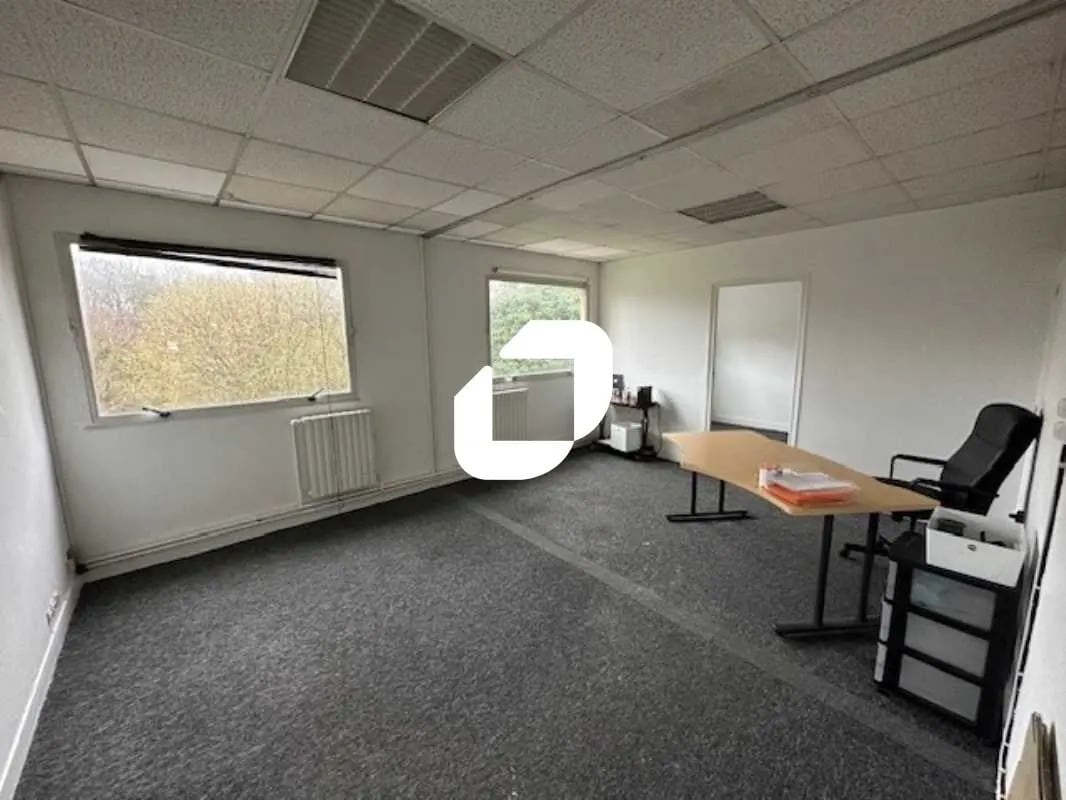 Office in Eaubonne for lease Interior Photo- Image 1 of 11