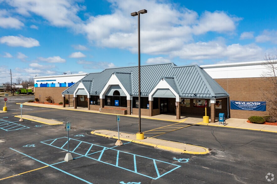 15255-15449 Hall Rd, Macomb Township, MI à louer - Photo du bâtiment - Image 2 de 9