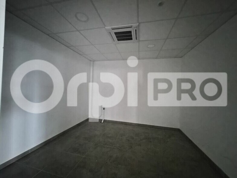 Office in Reims for lease - Interior Photo - Image 3 of 7