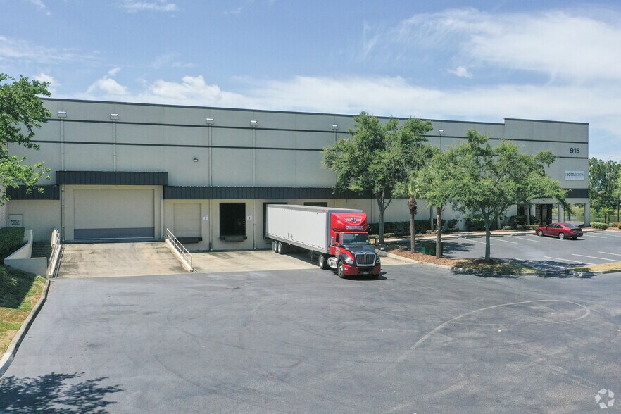 915-933 Chad Ln, Tampa, FL à louer - Photo du bâtiment - Image 3 de 20