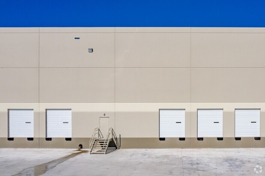 10939 Fischer Rd, Von Ormy, TX à louer - Photo du bâtiment - Image 2 de 8