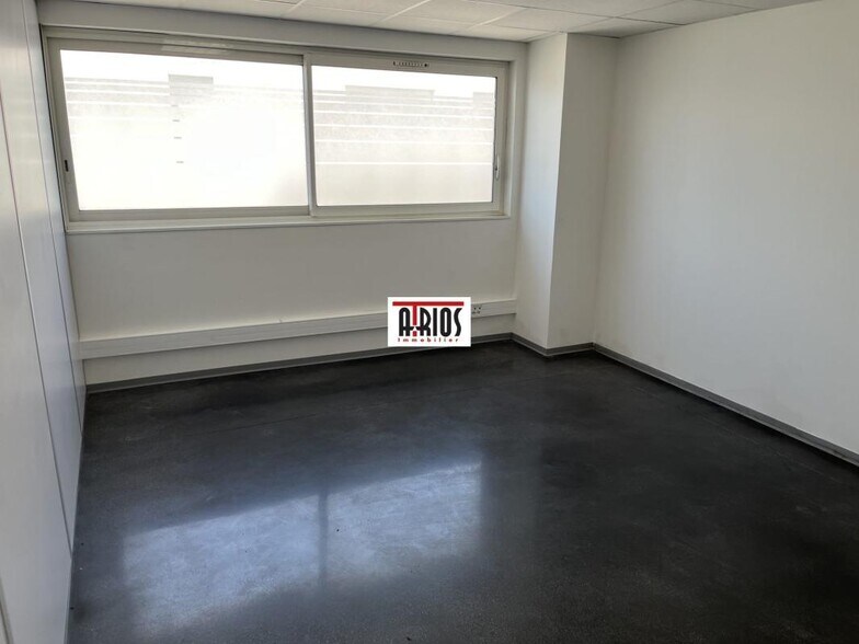 Office in La Seyne Sur Mer for lease - Building Photo - Image 3 of 5