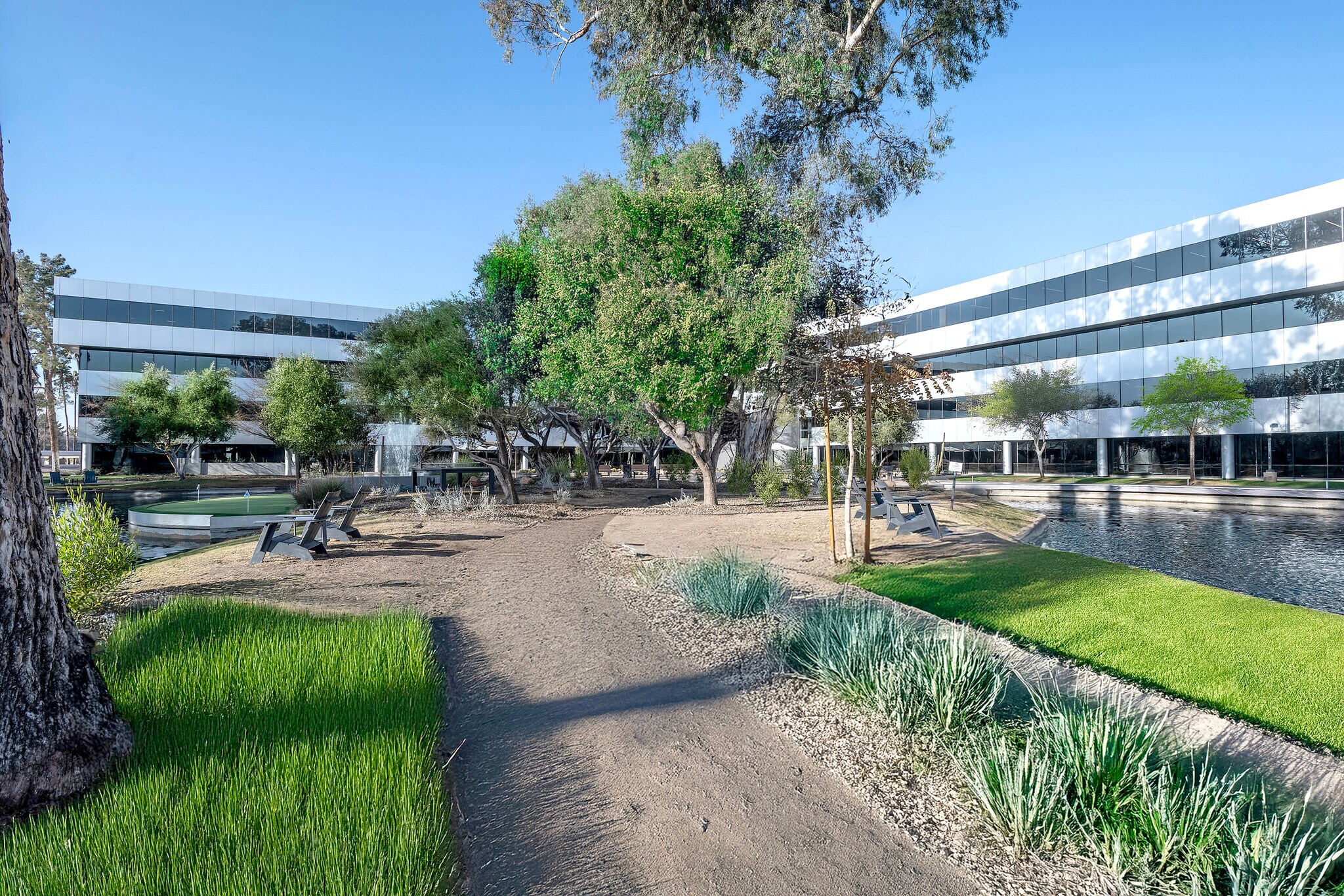 2141 E Highland Ave, Phoenix, AZ à louer Photo du bâtiment- Image 1 de 14