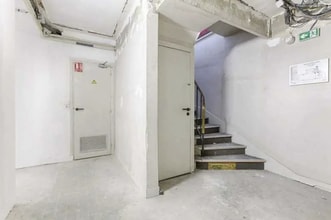 Retail in Paris for lease Interior Photo- Image 1 of 2