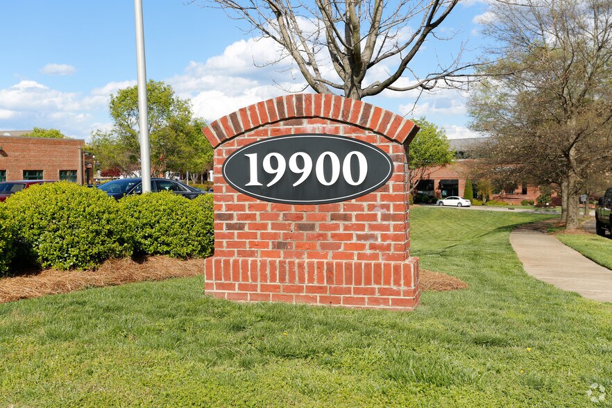 19900 W Catawba Ave, Cornelius, NC à louer - Photo du bâtiment - Image 2 de 12