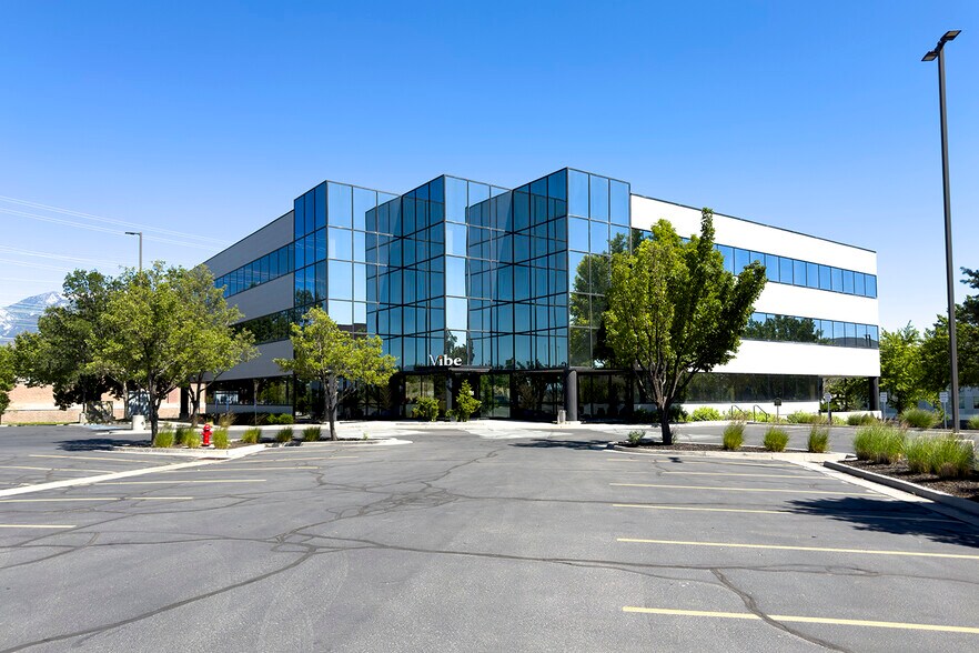 10542 S Jordan Gtwy, South Jordan, UT à louer - Photo du bâtiment - Image 3 de 25